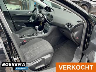 Peugeot 308 SW 1.6 HDI Executive Panorama Navi Climate Cruise PDC Trekhaak picture 16