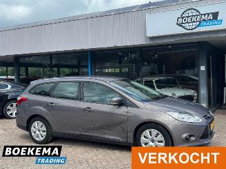 Damaged car Ford Focus Wagon 1.6 TI-VCT Automaat Climate Stoelverwarming PDC 2013/6