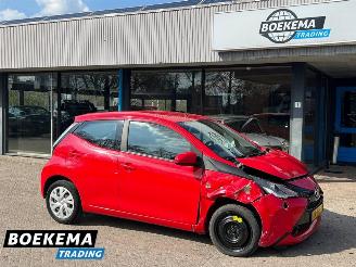 krockskadad bil auto Toyota Aygo 1.0 VVT-i x-play Airco Camera Cruise Carplay 2016/11