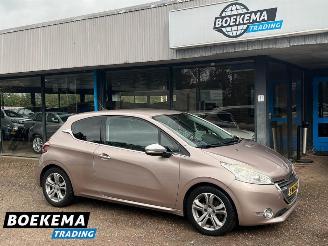 Schadeauto Peugeot 208 1.6 VTi Allure Leder Navi Climate Cruise PDC 2013/4