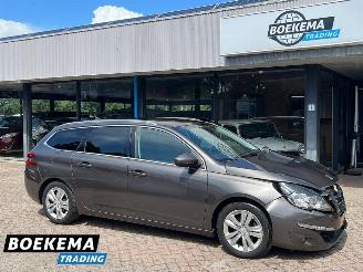 Vaurioauto  passenger cars Peugeot 308 SW 1.2 PureTech Executive Glazen-Dak Navigatie Climate Cruise 2015/6