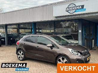 uszkodzony samochody osobowe Kia Rio 1.4 CVVT 110PK Super Pack Leer Open-Dak Navigatie Stoelverw 2013/4
