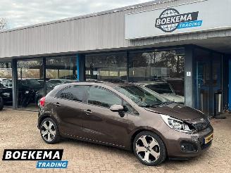 krockskadad bil auto Kia Rio 1.4 CVVT 110PK Super Pack Leer Open-Dak Navigatie Stoelverw 2013/4