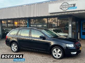 Unfallwagen Skoda Octavia Combi 1.6 TDI DSG Business Climate Navi Cruise PDC 2014/5