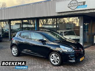 krockskadad bil auto Renault Clio 0.9 TCe Limited Navi Camera Cruise Airco PDC 2017/8