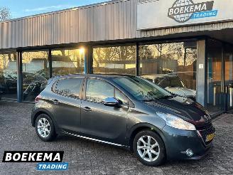 Vaurioauto  passenger cars Peugeot 208 1.2 PureTech Style Navi Climate Cruise PDC 2014/12