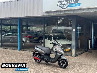 krockskadad bil bromfiets Peugeot  Kisbee RS 4T 45KM 2018/8