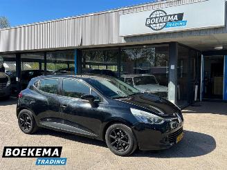 damaged passenger cars Renault Clio 0.9 TCe Expression Navigatie Airco 2015/3