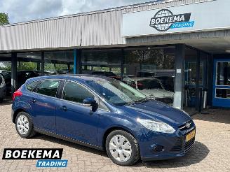 krockskadad bil auto Ford Focus 1.6 EcoBoost 150PK Lease Navigatie Cruise PDC Trekhaak 2012/1