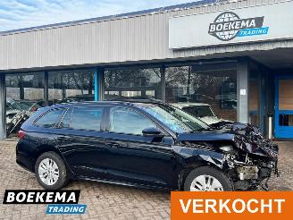 Vaurioauto  passenger cars Skoda Octavia Combi 1.0 e-TSI Business Edition Navigatie Cruise Lane-Ass 2024/1