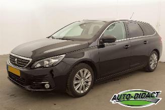 Vaurioauto  passenger cars Peugeot 308 SW 1.2 Pano 96KW PureTech Blue Lease 2017/12