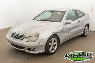 Vaurioauto  passenger cars Mercedes C-klasse C220 Clima Leder 2005/4
