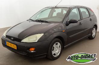 krockskadad bil auto Ford Focus 1.4-16V Trend Airco 2001/8