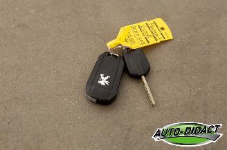 Peugeot 2008 1.2 Clima Navi Pano 111.327 km picture 28