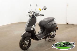 krockskadad bil bromfiets Vespa  Primavera 2015/1