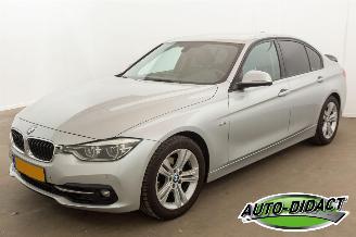 uszkodzony samochody osobowe BMW 3-serie 320i Automaat Clima Navi Leder Corporate Lease High Executive 2017/11