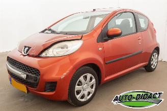 Vaurioauto  passenger cars Peugeot 107 1.0-12V Airco 30.711 km NAP Sublime 2009/10