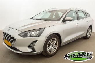 Unfallwagen Ford Focus Wagon - 1.0 EcoBoost Hybrid - Navi - Camera - Trend Edition Business 2021/10