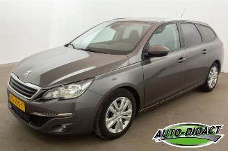 Vaurioauto  passenger cars Peugeot 308 1.2 PureTech Pano Navi Clima Blue Lease Executive 2017/1