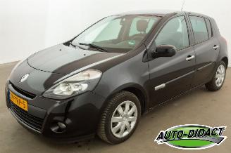 Unfallwagen Renault Clio 1.5 dCi Airco Authentique 2012/3