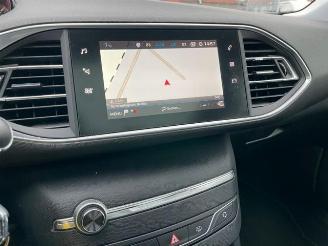 Peugeot 308 SW PureTech 1.2 Panorama / Navi / LED picture 10