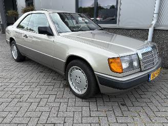 Vaurioauto  passenger cars Mercedes 200-serie 230CE Automaat 1987/8