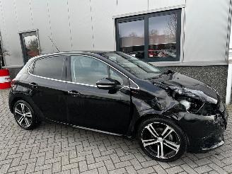 skadebil auto Peugeot 208 1.2 PureTech GT-Line Automaat 2018/8