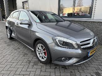 skadebil auto Mercedes A-klasse 180 Prestige 2013/2