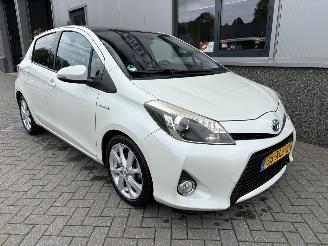 damaged passenger cars Toyota Yaris 1.5 Full Hybrid Dynamic 2012/6