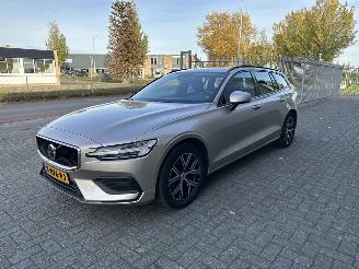 damaged passenger cars Volvo V-60 2.0 B3 Essential Edition 2024/1