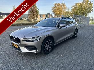 krockskadad bil auto Volvo V-60 2.0 B3 Essential Edition 2024/1
