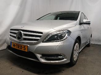 Vaurioauto  passenger cars Mercedes B-klasse B (W246) Hatchback 1.6 B-180 BlueEFFICIENCY Turbo 16V (M270.910) [90kW=
]  (11-2011/12-2018) 2012/4