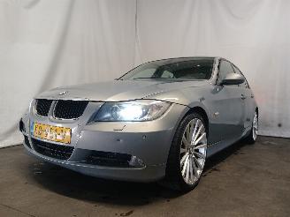 Vaurioauto  passenger cars BMW 3-serie 3 serie (E90) Sedan 320i 16V (N46-B20C) [110kW]  (12-2004/08-2007) 2005/3