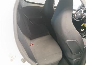 Peugeot 108 108 Hatchback 1.0 12V (1KRFE(CFB)) [51kW]  (05-2014/...) picture 10
