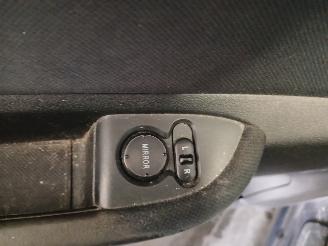 Honda Fr-v FR-V (BE) MPV 1.7 16V (D17A2) [92kW]  (02-2005/12-2006) picture 16