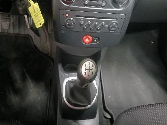 Renault Clio Clio III (BR/CR) Hatchback 1.4 16V (K4J-780) [72kW]  (06-2005/12-2012)= picture 19