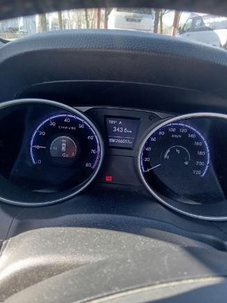 Hyundai Ix35 iX35 (LM) SUV 2.0 16V (G4KD) [120kW]  (01-2010/08-2013) picture 2