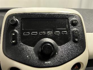 Peugeot 108 108 Hatchback 1.0 12V (1KRFE(CFB)) [51kW]  (05-2014/...) picture 17