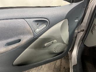 Toyota Yaris Yaris (P1) Hatchback 1.3 16V VVT-i (2SZFE) [63kW]  (08-1999/11-2005) picture 14