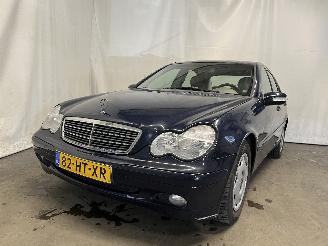 Voiture accidenté Mercedes C-klasse C (W203) Sedan 2.2 C-200 CDI 16V (OM611.962) [85kW]  (09-2000/06-2003)= 2002/1