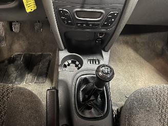 Hyundai Santa Fe Santa Fe I SUV 2.4 16V 4x4 (G4JS) [107kW]  (02-2001/02-2006) picture 22