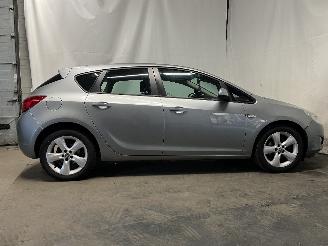 Opel Astra Astra J (PC6/PD6/PE6/PF6) Hatchback 5-drs 1.6 16V (A16XER(Euro 5)) [85=
kW]  (12-2009/10-2015) picture 7