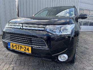 uszkodzony samochody osobowe Mitsubishi Outlander Outlander (GF/GG) SUV 2.0 16V PHEV 4x4 (Y61) [147kW]  (01-2014/12-2021=
) 2013/12