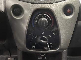 Peugeot 108 108 Hatchback 1.0 12V (1KRFE(CFB)) [51kW]  (05-2014/...) picture 24