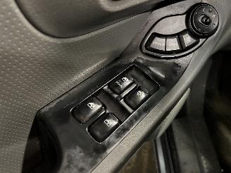 Hyundai Santa Fe Santa Fe I SUV 2.0 16V 4x2 (G4JP) [99kW]  (08-2001/02-2006) picture 14