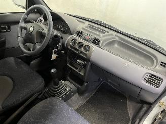 Nissan Micra Micra (K11) Hatchback 1.4 16V (CGA3DE) [60kW]  (09-2000/02-2003) picture 12