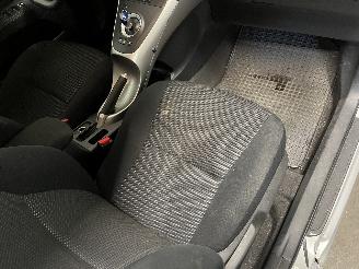 Toyota Auris Auris (E15) Hatchback 1.8 16V HSD Full Hybrid (2ZRFXE) [100kW]  (09-20=
10/09-2012) picture 16
