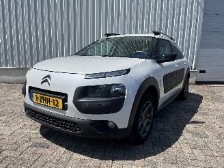 krockskadad bil auto Citroën C4 C4 Cactus (0B/0P) Hatchback 5-drs 1.2 PureTech 82 12V (EB2F(HMZ)) [60k=
W]  (09-2014/...) 2015/1