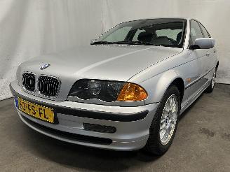 Damaged car BMW 3-serie 3 serie (E46/4) Sedan 323i 24V (M52TU-B25(256S4)) [125kW]  (03-1998/09=
-2000) 2000/6