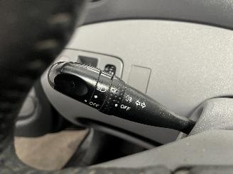 Toyota Yaris Yaris (P1) Hatchback 1.3 16V VVT-i (2SZFE) [63kW]  (08-1999/11-2005) picture 12